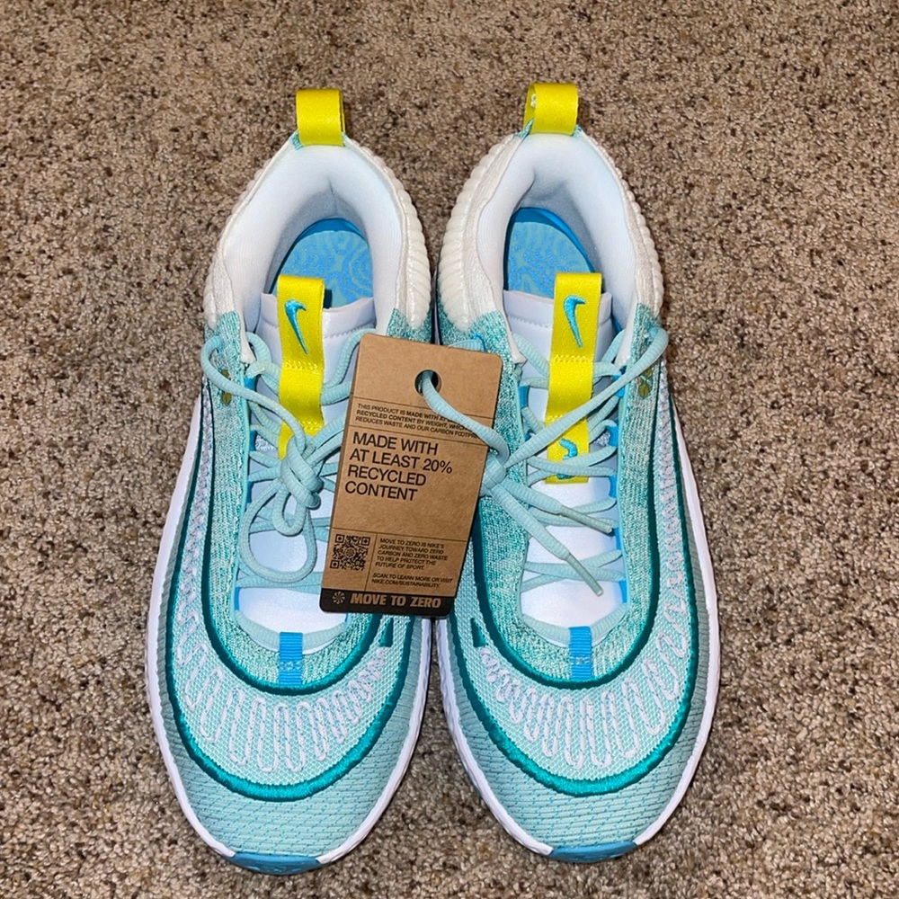 NWT Nike men’s tennis shoes